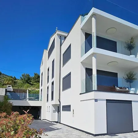 Apartment Stylish Unit In - Idyllic Retreat Komarna